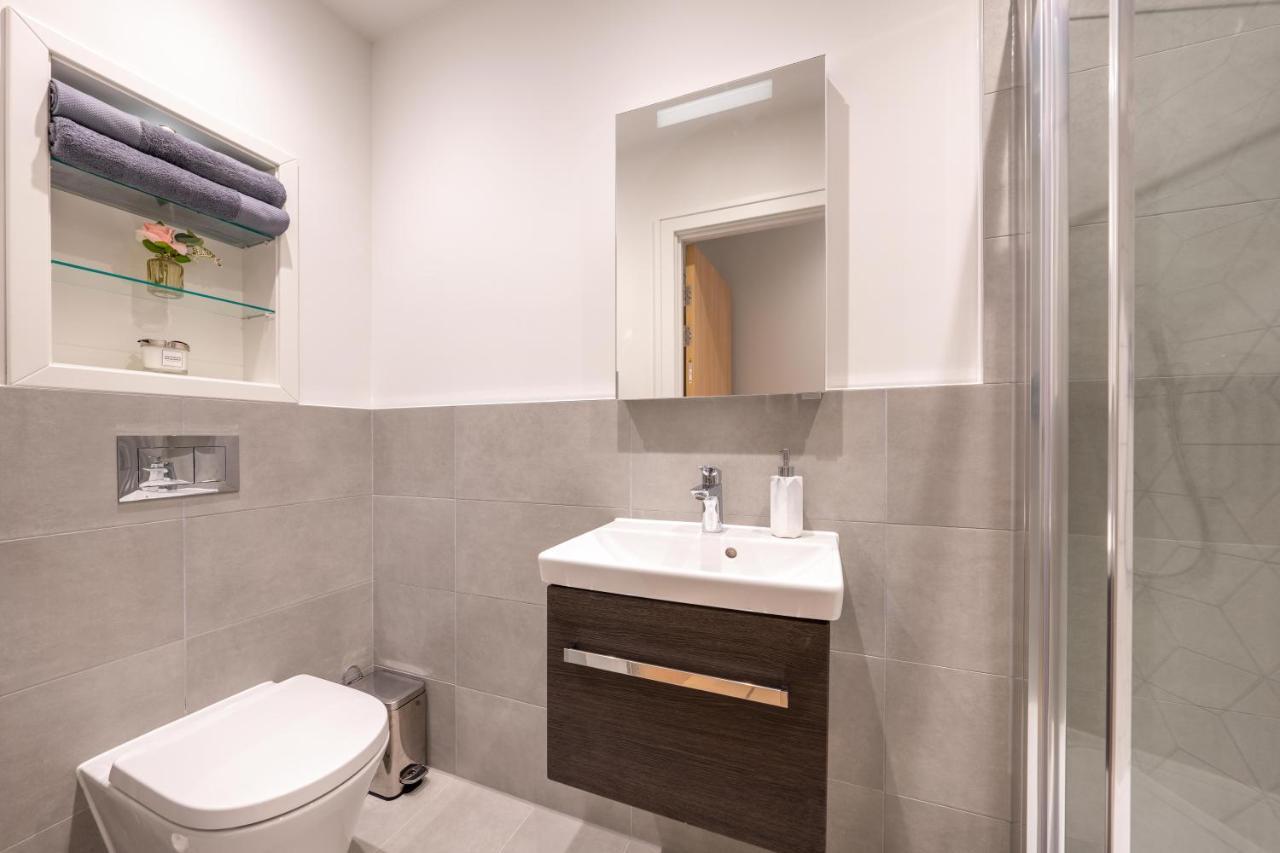 Cozy Apartments - Free Wifi And Parking Onsite Feltham Kültér fotó