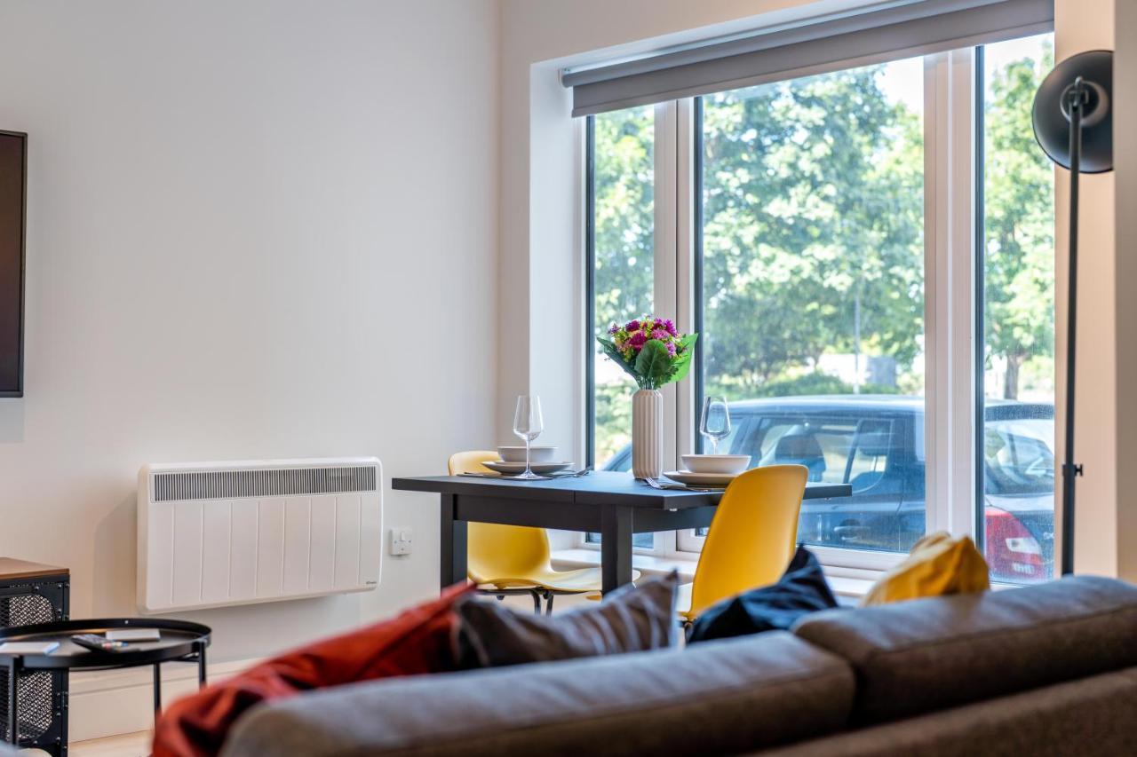 Cozy Apartments - Free Wifi And Parking Onsite Feltham Kültér fotó